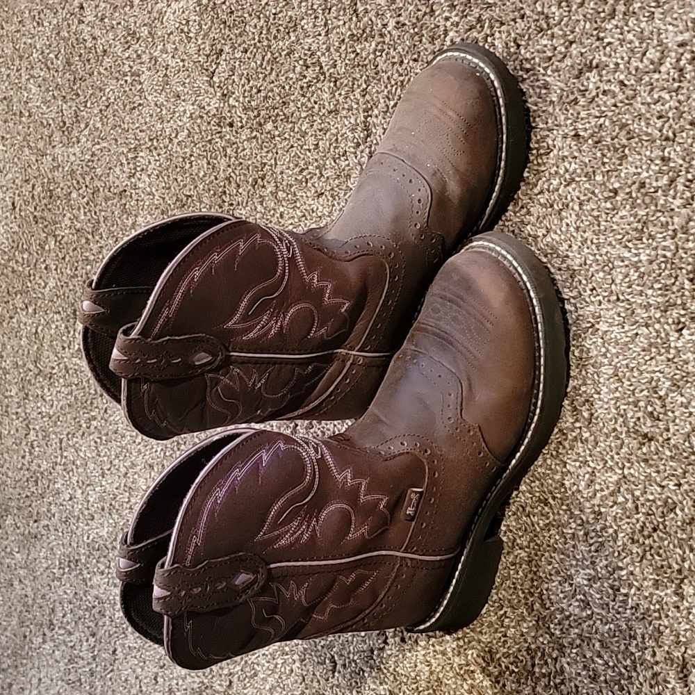 Brown Justin cowgirl boots